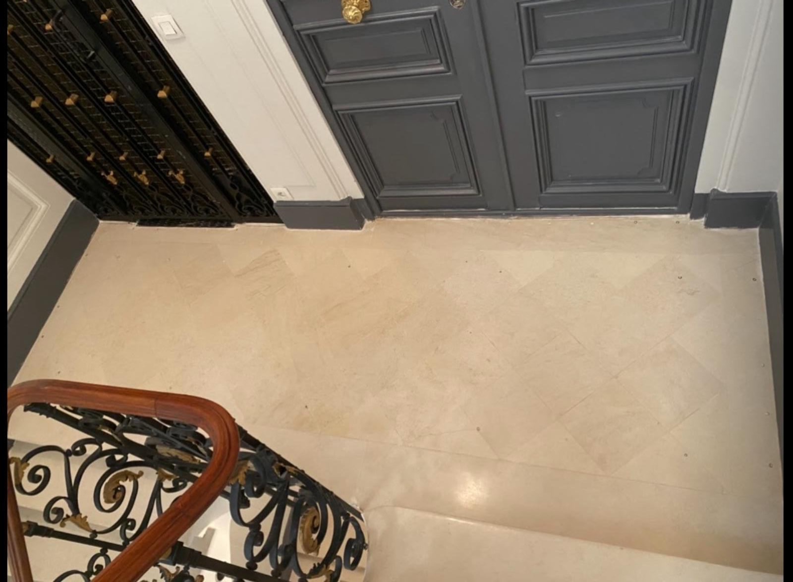 Palier de copropriété après rénovation avec sol en marbre restauré