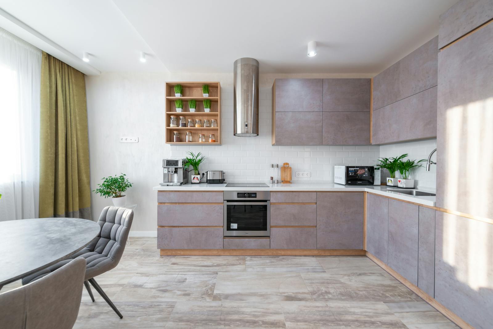 Cuisine contemporaine avec mobilier linéaire