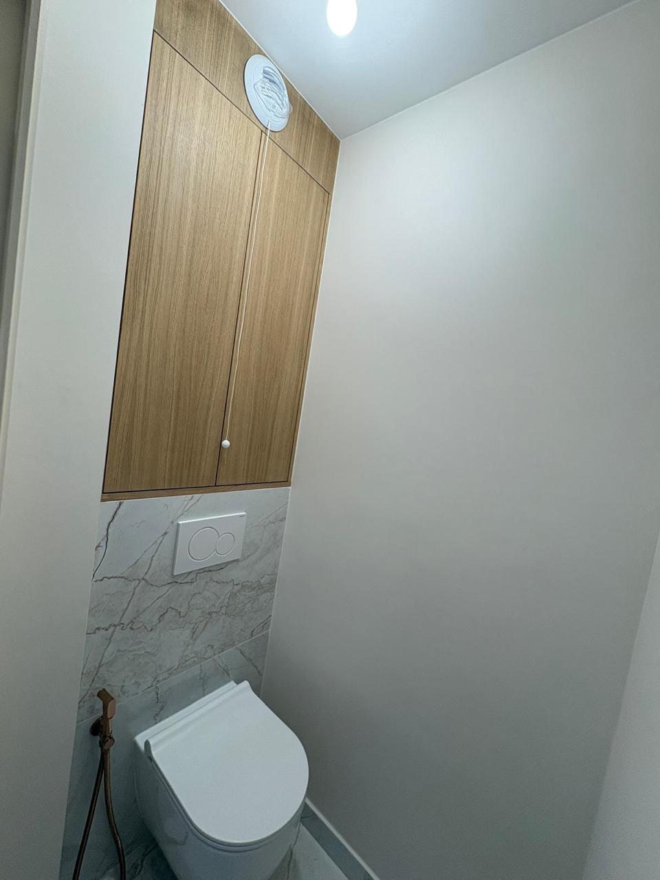 Toilettes rénovées avec finitions haut de gamme