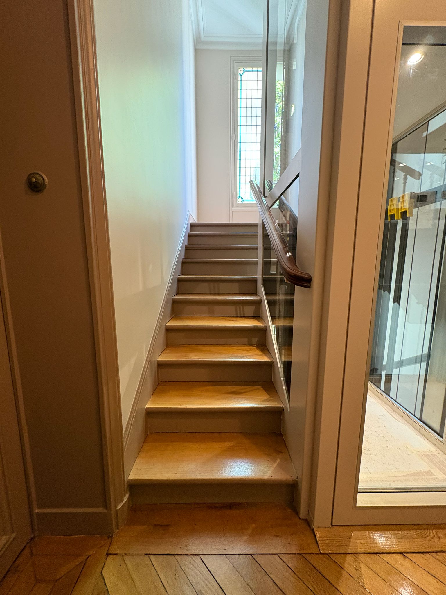 Accès escalier après rénovation avec parquet et finitions coordonnées