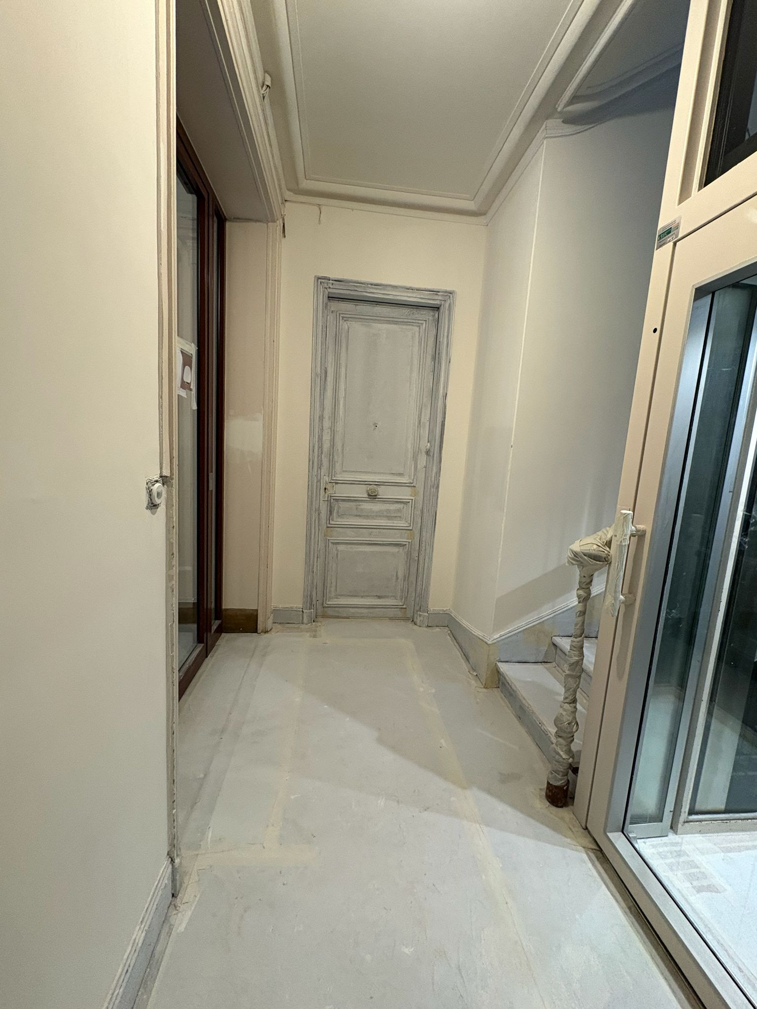 Couloir de copropriété avant pose du parquet
