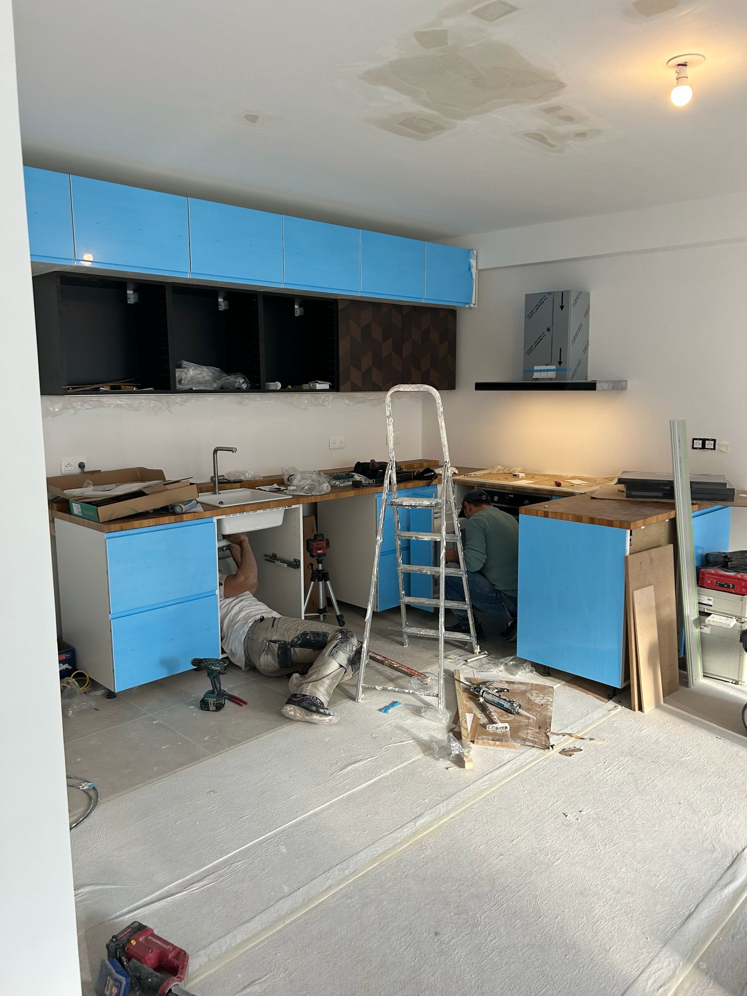Cuisine en cours de création avec pose du mobilier