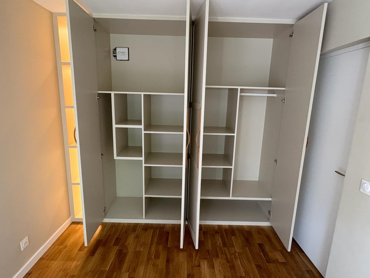 Après création d'un dressing sur mesure avec intérieur ouvert, rangements et éclairage chaud