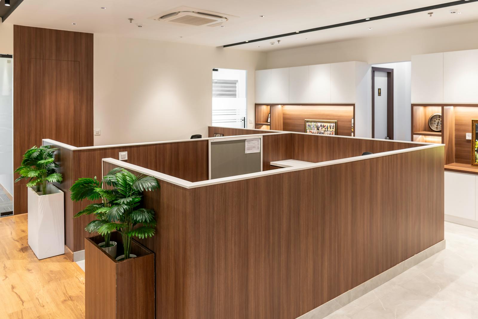 Espace d'accueil avec banque sur mesure